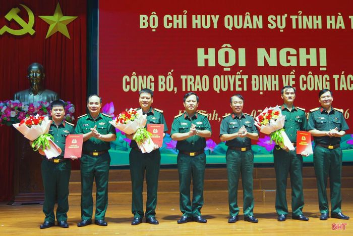 Lãnh đạo Bộ CHQS tỉnh trao quyết định, tặng hoa chúc mừng các đồng chí nhận nhiệm vụ mới.