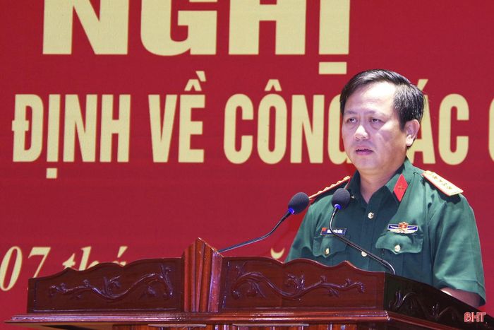 Đại tá Hoàng Xuân Đông - Ủy viên BTV Tỉnh ủy, Chỉ huy trưởng Bộ CHQS tỉnh phát biểu giao nhiệm vụ