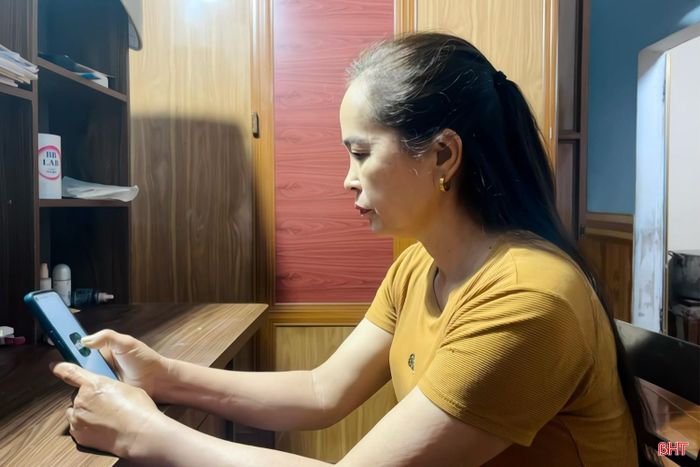 Bà Nguyễn Thị Thanh không còn lo lắng sau khi tìm hiểu đầy đủ quy định về thời gian chờ đối với giao dịch giá trị lớn.