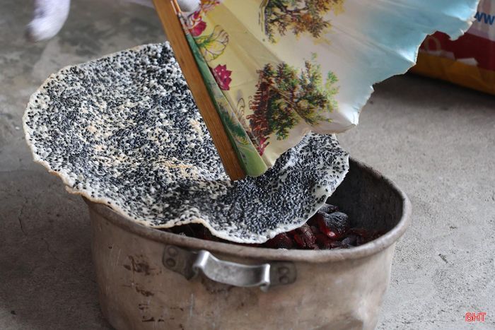Bà Nguyễn Thị Khiện (thôn Xuân Thắng) cũng đã có gần 30 năm gắn bó với nghề làm bánh đa. Những ngày thuận lợi, hai lao động trong gia đình bà có thể làm gần 500 chiếc bánh, mang về thu nhập khoảng 1 triệu đồng sau khi trừ chi phí.