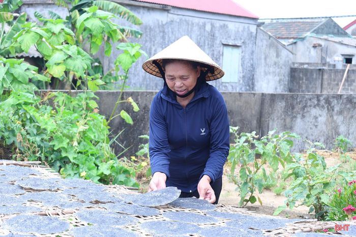 “Điều người sản xuất lo nhất là đầu ra, nhưng bánh đa của gia đình tôi làm ngày nào bán hết ngày đó, có thời điểm khách đặt mà không đủ hàng. Chỉ cần chịu khó, làm đều tay thì ngày nào cũng có thu nhập. Nhờ nghề này, chúng tôi vừa có việc làm ngay tại nhà, vừa có thêm điều kiện trang trải cuộc sống gia đình”, bà Khiện cho biết.