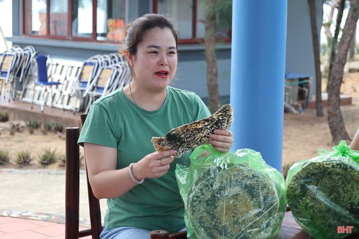 Ấn tượng với hương vị đặc trưng của bánh đa Kỳ Xuân, chị Nguyễn Thùy Liên (xã Bình Minh, TP Hà Nội) chia sẻ: “Bánh đa ở đây có vị vừa miệng, không quá mặn, thơm và bùi đặc trưng của vừng. Bánh giòn tan nhưng không cứng, mang đến cảm giác đậm đà, càng ăn càng thấy ngon. Vì thế, mỗi lần có dịp đi qua, tôi đều mua về thưởng thức và làm quà cho người thân, bạn bè. Ai ăn cũng rất thích”.