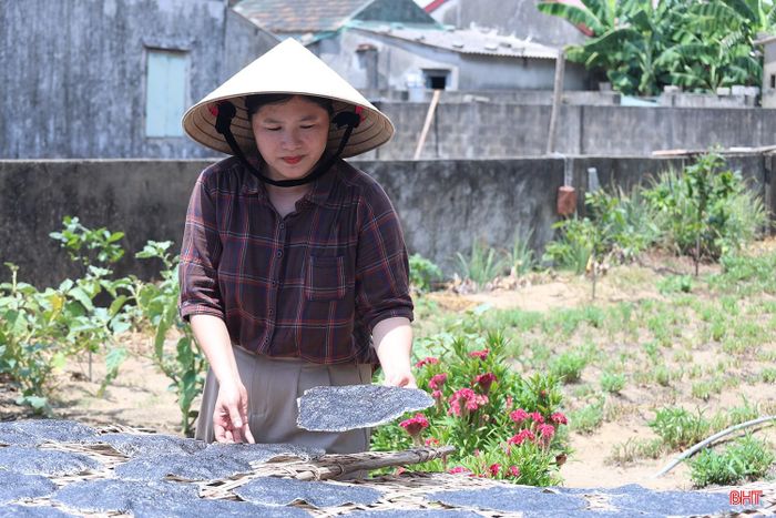 Qua bao năm tháng, nghề làm bánh đa vẫn được người dân Kỳ Xuân bền bỉ trao truyền và gìn giữ. Mỗi chiếc bánh làm ra không chỉ mang lại sinh kế, mà còn lưu giữ hương vị quê nhà, để nghề truyền thống của vùng biển Kỳ Xuân tiếp tục được nối dài trong nhịp sống hôm nay.