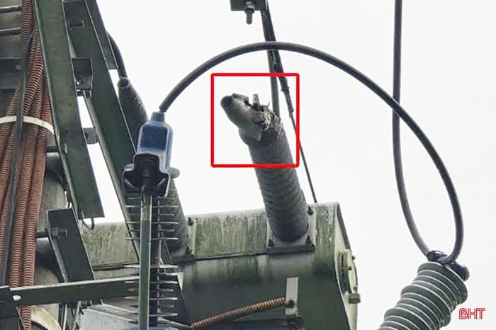 Sét đánh gây hư hỏng thiết bị phân đoạn LBS trên lộ đường dây 371E18.2 do Điện lực Vũ Quang quản lý.