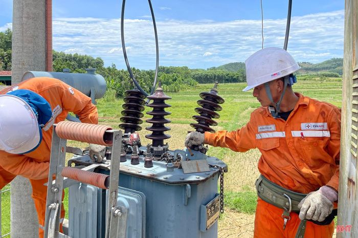 Điện lực Hương Khê ứng dụng các thiết bị hiện đại, phần mềm theo dõi lưới điện để phát hiện sự cố và xử lý kịp thời.