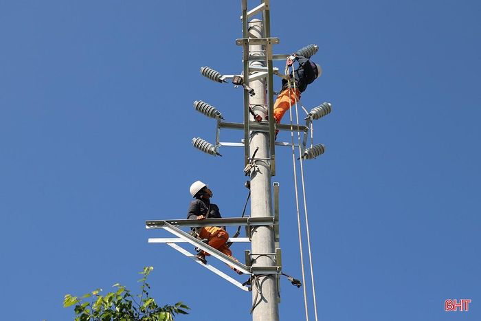 Thời gian qua, Công ty Điện lực Hà Tĩnh triển khai nhiều dự án, góp phần nâng cao chất lượng điện năng.