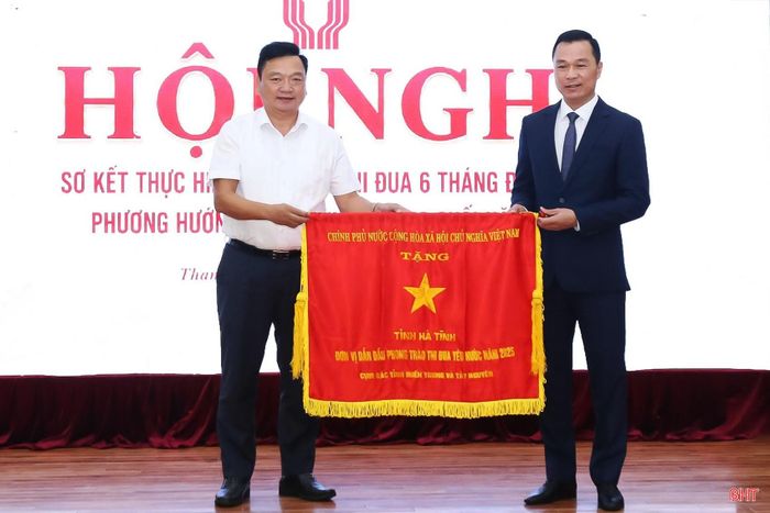 Thay mặt lãnh đạo tỉnh, đồng chí Hồ Huy Thành - Phó Chủ tịch UBND tỉnh đón nhận cờ thi đua của Chính phủ do đồng chí Tô Anh Dũng - Phó Bí thư Tỉnh ủy, Chủ tịch UBND tỉnh Thanh Hóa, đại diện cụm thi đua trao tặng.