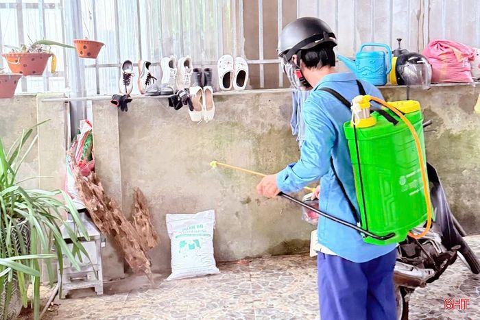 Phun hóa chất diệt muỗi tại khu vực nhà ở của các trường hợp mắc bệnh.