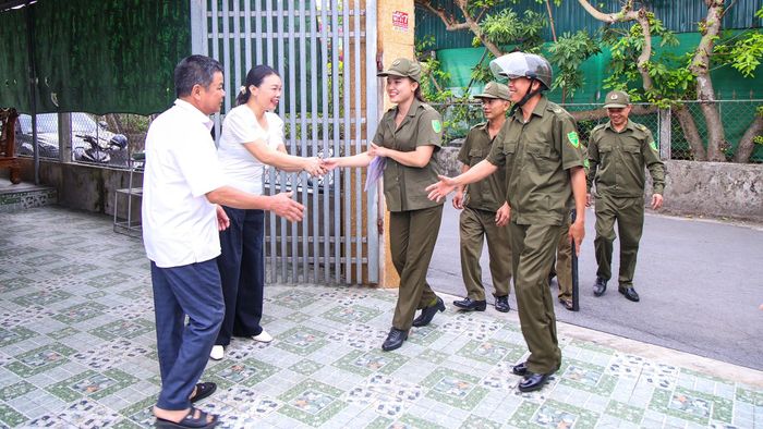 Chúng tôi luôn chủ động tìm hiểu tình hình, vận động bà con chấp hành tốt các chủ trương, quy định của địa phương, cùng nhau giữ gìn tình làng nghĩa xóm.