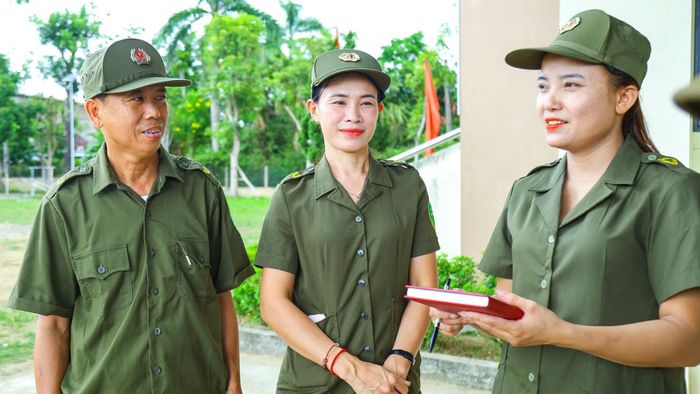 Trong tổ có 2 thành viên nữ là tôi và chị Dương Thị Thủy (SN 1985). Là phụ nữ, việc tham gia lực lượng bảo vệ an ninh, trật tự gặp không ít khó khăn. Chúng tôi xem sự mềm mỏng, gần gũi là lợi thế khi tuyên truyền, vận động và hòa giải các mâu thuẫn trong cộng đồng.