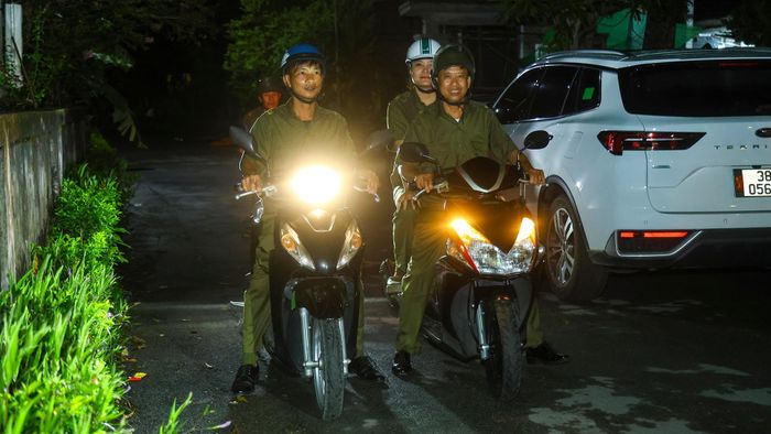 Dù đêm khuya hay ngày mưa gió, tôi vẫn cùng các thành viên duy trì tuần tra, góp phần giữ bình yên cho địa bàn.