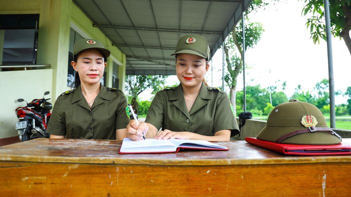 Mỗi thông tin về biến động nhân khẩu, hoàn cảnh hộ gia đình hay những mâu thuẫn phát sinh đều được chúng tôi ghi chép cẩn thận để phục vụ công tác nắm địa bàn, phòng ngừa từ sớm.