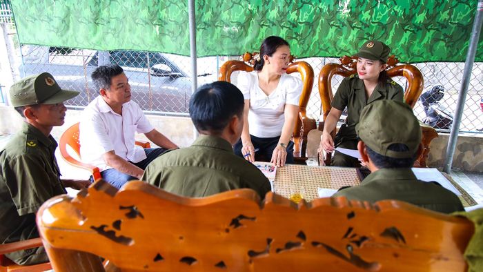 Mỗi cuộc trò chuyện với người dân đều giúp chúng tôi hiểu hơn về tâm tư, nguyện vọng của bà con, từ đó kịp thời nắm bắt tình hình và góp phần giải quyết những vấn đề phát sinh ngay từ cơ sở.