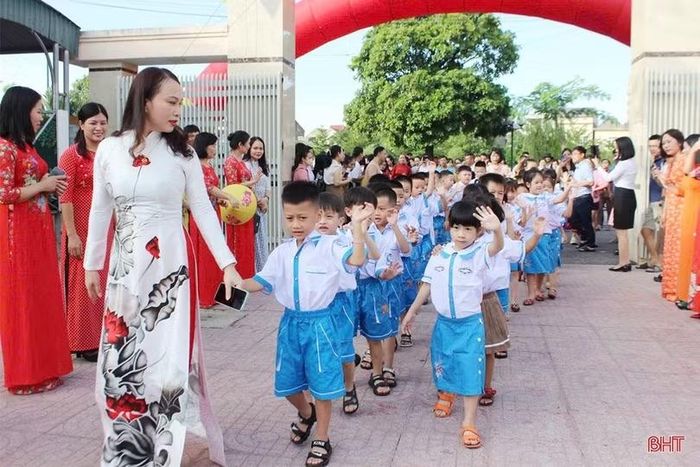 Giáo viên và học sinh ở Hà Tĩnh chào đón năm học 2025-2026 (Ảnh tư liệu).