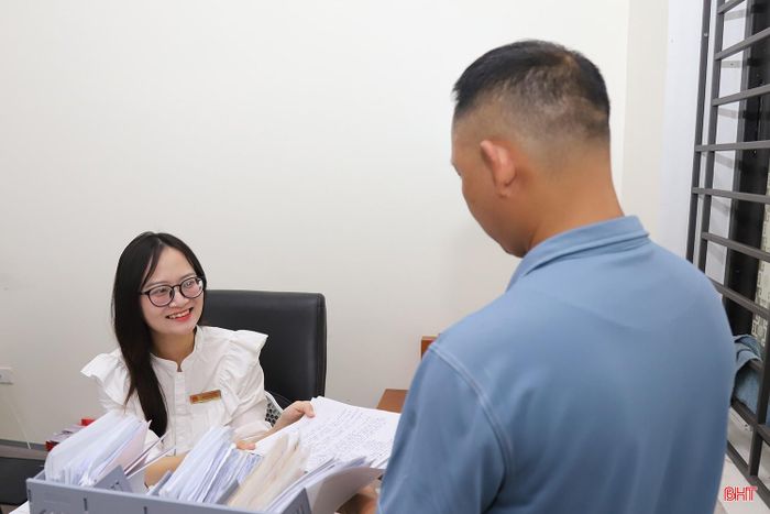 Chuyên viên Văn phòng HĐND và UBND phụ trách lĩnh vực tư pháp (UBND xã Nghi Xuân) tiếp nhận hồ sơ từ người dân.