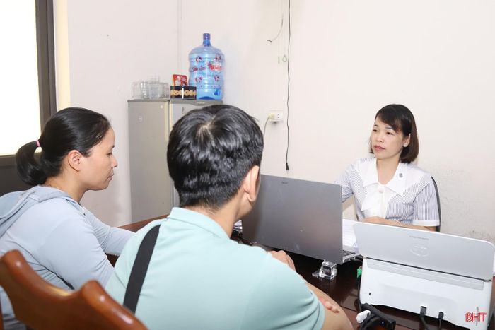 Việc giải quyết thủ tục hành chính để trả hồ sơ đúng hạn cho người dân đã chiếm phần lớn quỹ thời gian của bà Từ Thị Hằng Nga.