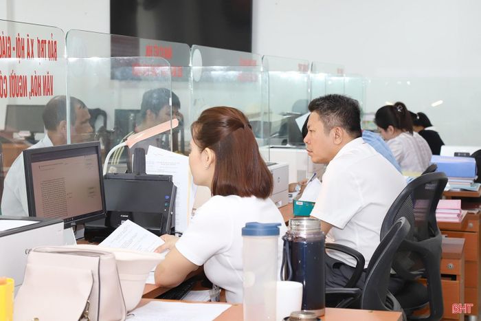 Phường Thành Sen có 4 người làm công tác tư pháp, hộ tịch, trực tiếp tiếp nhận TTHC ở Trung tâm Phục vụ hành chính công.