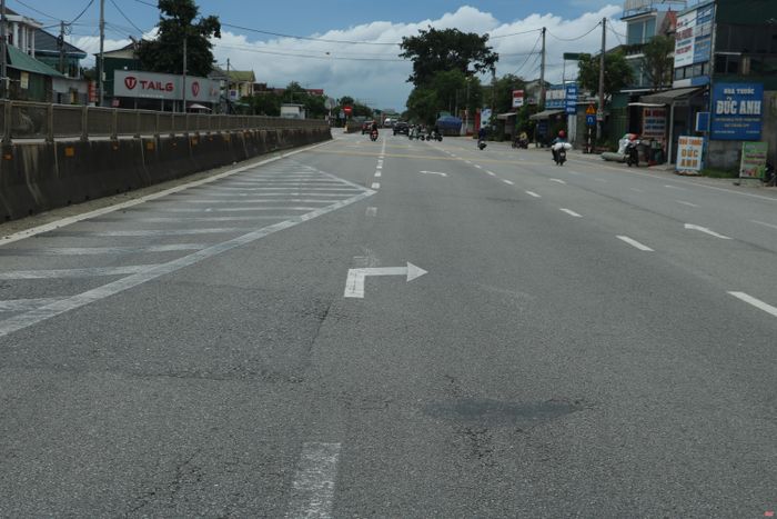 Tại Km 519+775 quốc lộ 1, thuộc địa phận xã Cẩm Bình, Văn phòng Quản lý đường bộ II.3 cho biết, mặc dù đã tiến hành xóa bỏ các vạch xương cá và vạch mũi tên chỉ hướng, tuy nhiên chưa triệt để dẫn đến vẫn xuất hiện một số vạch mũi tên chỉ hướng gây khó hiểu cho người tham gia giao thông.