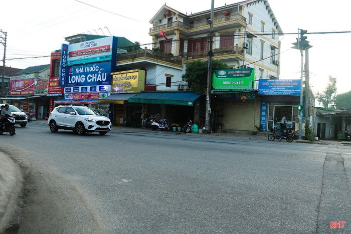 "Không có vạch dừng xe nên nhiều người, trong đó có tôi, khá lúng túng khi xác định vị trí dừng đèn đỏ theo đúng quy định, nhất là vào giờ cao điểm" - chị Nguyễn Thị Lê (xã Mai Phụ) chia sẻ.