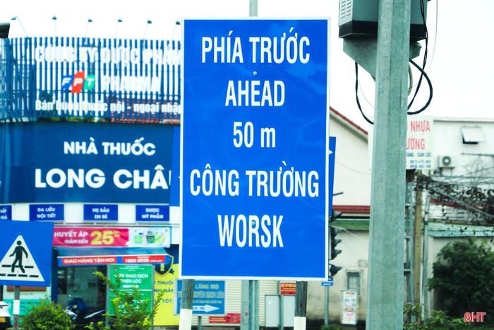 Bên cạnh những bất cập về vị trí lắp đặt, một số biển báo còn mắc lỗi chính tả. Cụ thể, biển báo lắp đặt trên tuyến quốc lộ 1 qua địa bàn xã Can Lộc, từ tiếng Anh "works" lại viết thành "worsk".