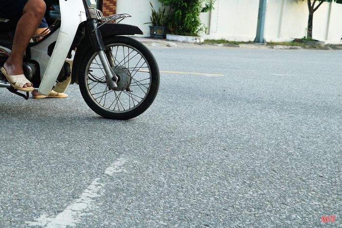 Cùng với việc tăng cường tuần tra, kiểm soát và xử lý nghiêm các hành vi vi phạm Luật Trật tự, an toàn giao thông đường bộ thì các cơ quan quản lý cũng cần rà soát, duy tu hệ thống biển báo hiệu đường bộ theo đúng quy chuẩn kỹ thuật.