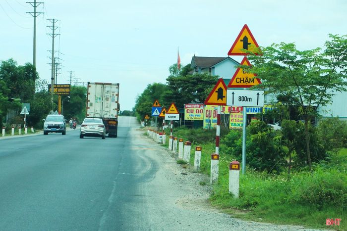 Dọc quốc lộ 1 tuyến tránh TP Hà Tĩnh (cũ), một số vị trí xuất hiện các biển báo có cùng nội dung bố trí sát nhau. Theo Văn phòng Quản lý đường bộ II.3, nguyên nhân trùng lặp là do một số biển báo mới lắp đặt thay thế nhưng đơn vị thi công chưa tháo dỡ biển cũ kịp thời.