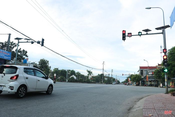  Không chỉ hệ thống biển báo, tại một số vị trí, hệ thống vạch kẻ đường cũng xuất hiện những bất cập. Trong ảnh: Tại ngã tư giao đường tỉnh 547 (ĐT.547) với đường trục xã Mai Phụ, vạch dừng xe trước cụm đèn tín hiệu giao thông không còn được thể hiện rõ. 
