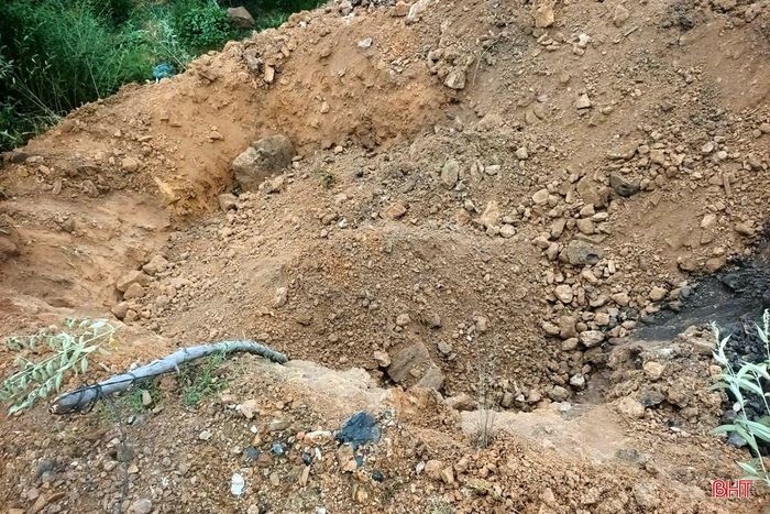 Lực lượng chức năng xử lý trước khi hủy nổ quả bom sót lại sau chiến tranh.