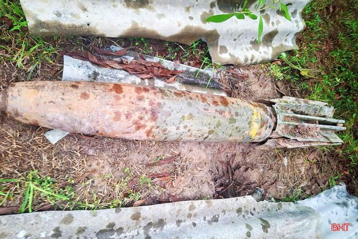 Quả bom nặng khoảng 113 kg được phát hiện trong trang trại ở thôn Hoàng Dụ, xã Kỳ Khang, tỉnh Hà Tĩnh.