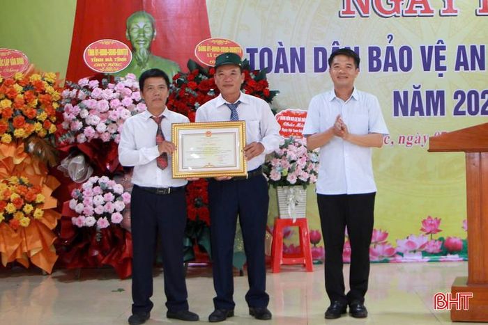 Đồng chí Trần Nhật Tân - Ủy viên BTV Tỉnh ủy, Trưởng ban Nội chính Tỉnh ủy trao bằng khen của Chủ tịch UBND tỉnh cho cán bộ và Nhân dân thôn Đại Lộc.