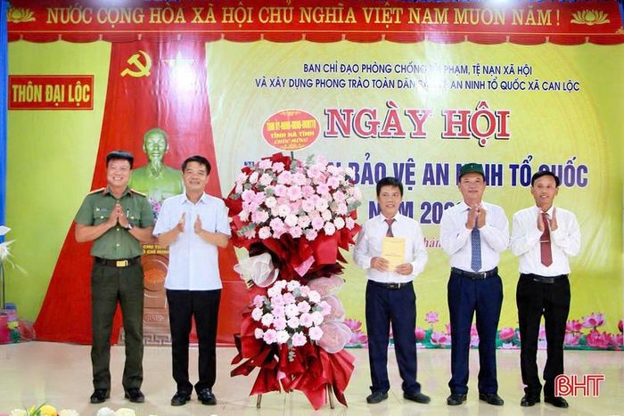Lãnh đạo tỉnh tặng hoa chúc mừng thôn Đại Lộc.