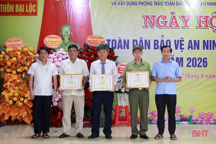 Lãnh đạo xã Can Lộc trao giấy khen cho các cá nhân có thành tích xuất sắc trong phong trào.