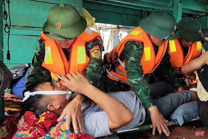 BĐBP Hà Tĩnh tiếp cận hiện trường, sơ cứu cho người bị nạn.