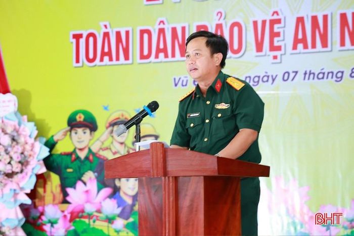  Đại tá Hoàng Xuân Đông - Ủy viên BTV Tỉnh ủy, Chỉ huy trưởng Bộ Chỉ huy Quân sự tỉnh phát biểu tại ngày hội 