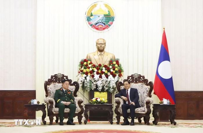 Thủ tướng Chính phủ Lào Sonexay Siphandone tiếp Đại tướng Nguyễn Trọng Nghĩa đến chào xã giao. (Ảnh: Xuân Tú/TTXVN)