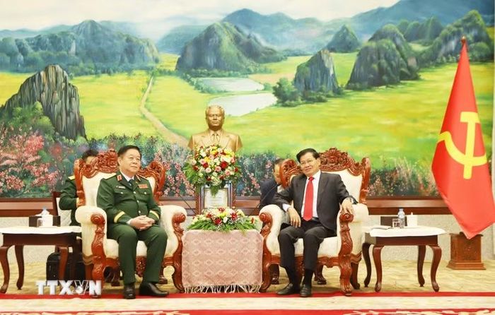 Tổng Bí thư, Chủ tịch nước Lào Thongloun Sisoulith tiếp Đại tướng Nguyễn Trọng Nghĩa đến chào xã giao. (Ảnh: Xuân Tú/TTXVN)