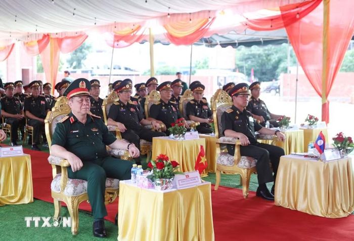 Đại tướng Nguyễn Trọng Nghĩa (trái) và Thượng tướng Vongsone Inpanphim tham dự Lễ khởi công Dự án xây dựng doanh trại Tiểu đoàn 988 thuộc Cục Bảo vệ nội bộ, Tổng cục Chính trị Quân đội nhân dân Lào. (Ảnh: Xuân Tú/TTXVN)