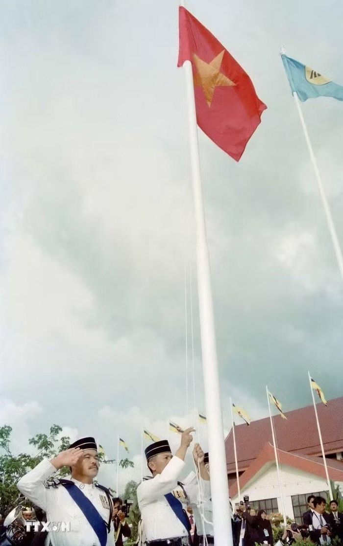 Nghi thức thượng cờ tại Lễ kết nạp Việt Nam là thành viên chính thức thứ bảy của ASEAN, chiều 28/7/1995, tại Thủ đô Bandar Seri Begawan (Brunei). (Ảnh: Trần Sơn/TTXVN)