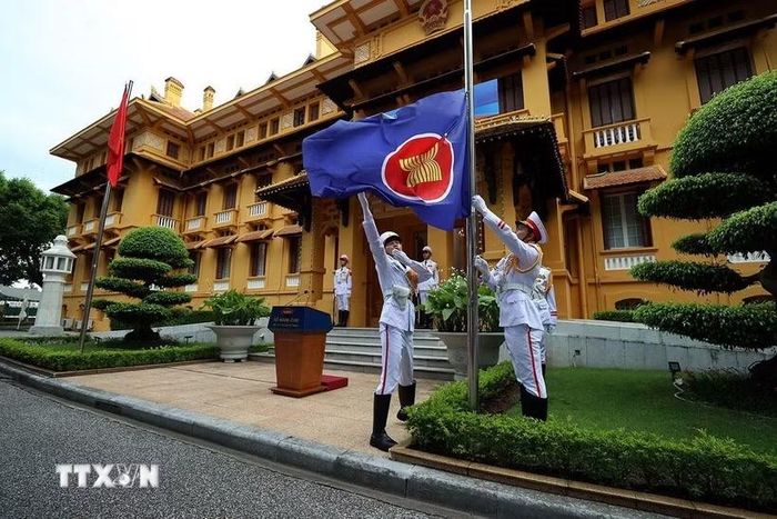 Lễ thượng cờ kỷ niệm 31 năm Việt Nam gia nhập ASEAN và 59 năm thành lập ASEAN. (Ảnh: TTXVN phát)