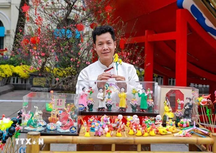 Nghệ nhân Đặng Văn Hậu bên các sản phẩm tò he của mình. (Ảnh: Khánh Hòa/TTXVN)