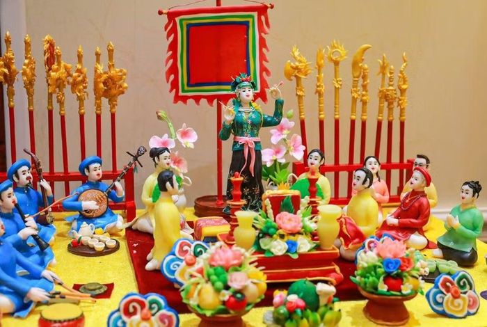 Tác phẩm tò he "Cô đôi thượng ngàn" do nghệ nhân Đặng Văn Hậu thực hiện. (Ảnh: Khánh Hòa/TTXVN)
