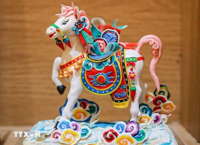 Tác phẩm "Ngựa Tò he" - hình tượng ngựa trắng lấy cảm hứng từ điển tích Thần Long Đỗ tại Đền Bạch Mã, vị thần trấn giữ và bảo hộ kinh thành Thăng Long xưa. (Ảnh: Khánh Hòa/TTXVN)