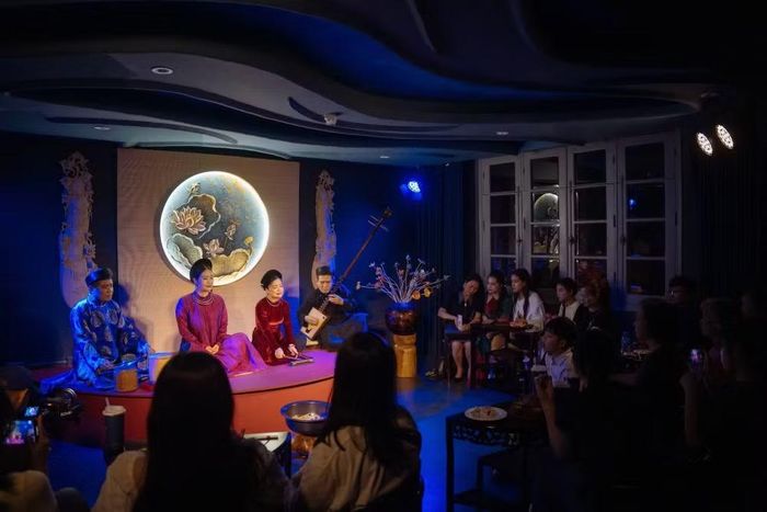 Du khách trải nghiệm và "chạm" vào di sản trong không gian văn hóa truyền thống Cadao Collective. (Ảnh: Mai Mai/Vietnam+)