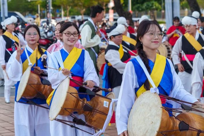 Nụ cười rạng rỡ của các nữ nhạc công trẻ tuổi mang lại năng lượng tích cực trên đường phố Đà Nẵng. (Ảnh: Thanh Phong/Vietnam+)