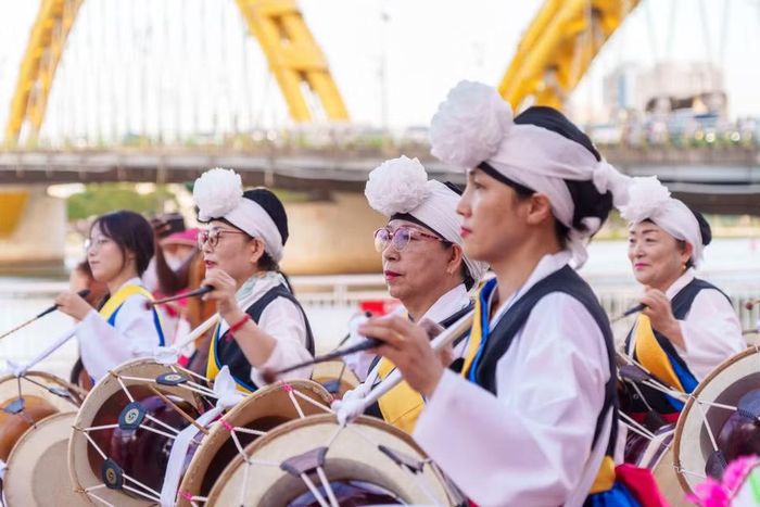 Các nữ nghệ sĩ say sưa biểu diễn trống Janggu (trống hình đồng hồ cát), một nhạc cụ tiêu biểu trong nghệ thuật Samulnori. (Ảnh: Thanh Phong/Vietnam+)