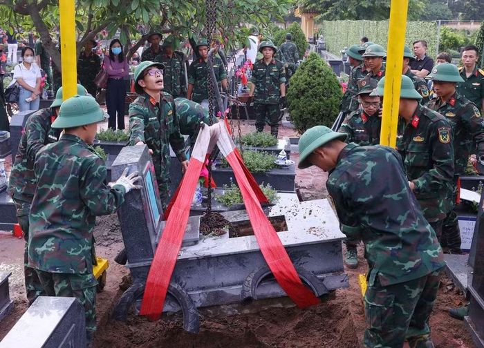 Tiến hành khai quật hài cốt liệt sỹ chưa xác định danh tính tại Nghĩa trang Mai Dịch (phường Phú Diễn). (Ảnh: Văn Điệp/TTXVN)