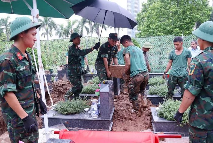 Khai quật hài cốt liệt sỹ chưa xác định danh tính tại Nghĩa trang Mai Dịch (phường Phú Diễn). (Ảnh: Văn Điệp/TTXVN)