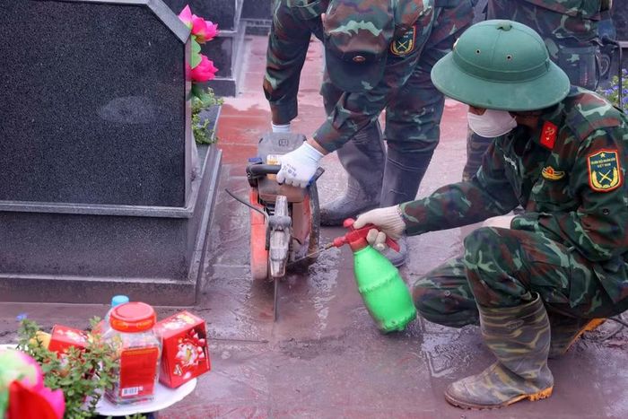 Tiến hành khai quật hài cốt liệt sỹ chưa xác định danh tính tại Nghĩa trang Mai Dịch (phường Phú Diễn). (Ảnh: Văn Điệp/TTXVN)