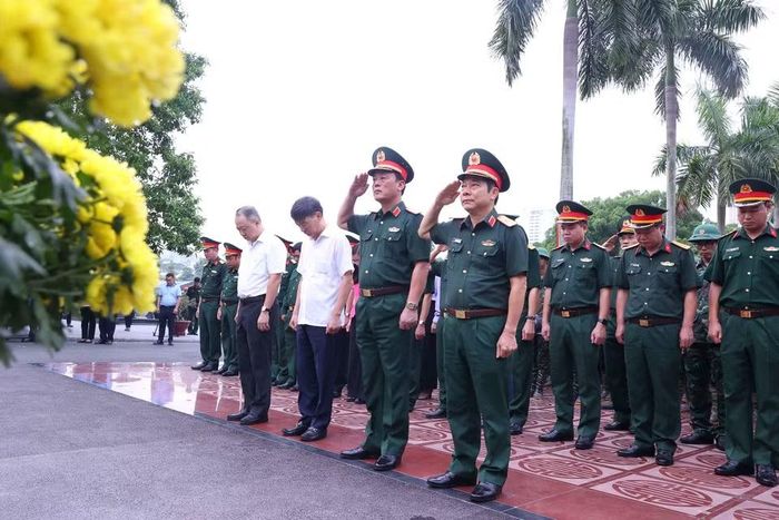 Thành kính thực hiện nghi thức dâng hương, dâng lễ trước Đài tưởng niệm Tổ quốc ghi công tại Nghĩa trang Mai Dịch (phường Phú Diễn). (Ảnh: Văn Điệp/TTXVN)