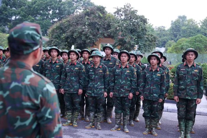 Lực lượng tham gia khai quật, cất bốc hài cốt liệt sỹ tại Nghĩa trang Mai Dịch (phường Phú Diễn). (Ảnh: Văn Điệp/TTXVN)